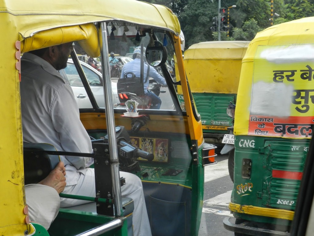 Trânsito caótico de tuc tuc em Delhi