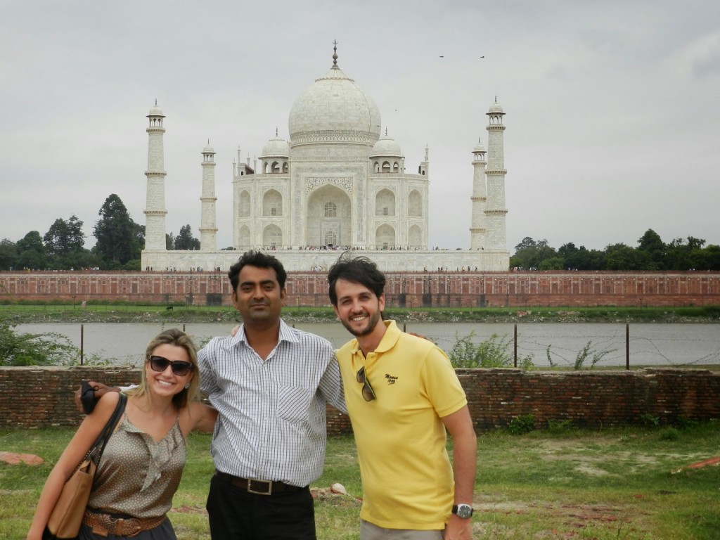 Nosso motorista Deepak (o Zeca Camargo hindu rs) em frente ao Taj Mahal