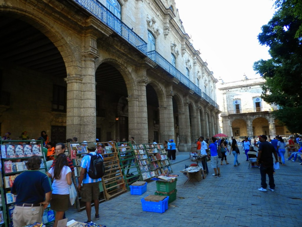 Feira de livros usados na Plaza de Armas (arcos do Palacio de los Capitanes Generales)