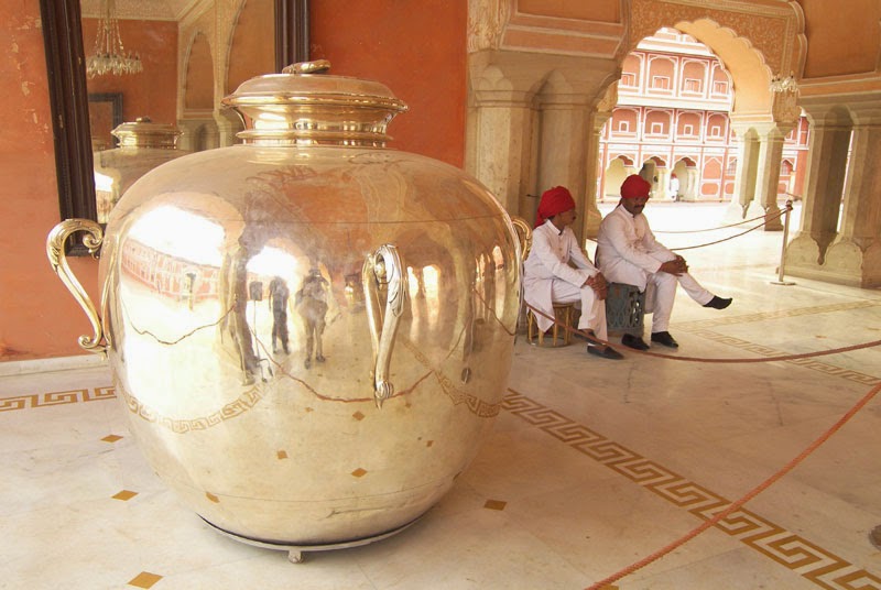 Jarros de prata gigantes no City Palace, Jaipur