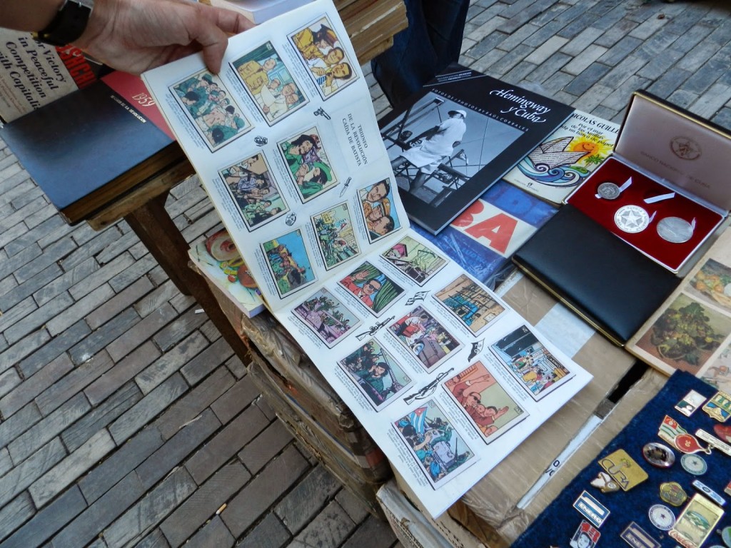 Álbum de figurinhas da Revolução na feira de livros na Plaza de Armas