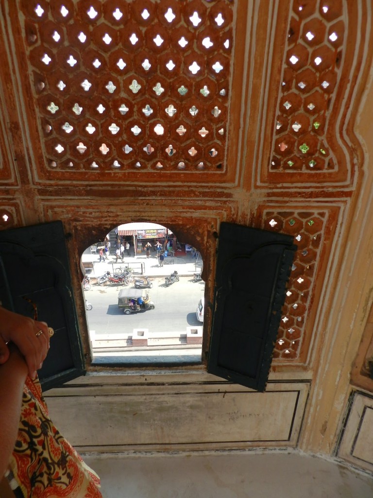 Dentro do Hawa Mahal, observando a cidade de Jaipur