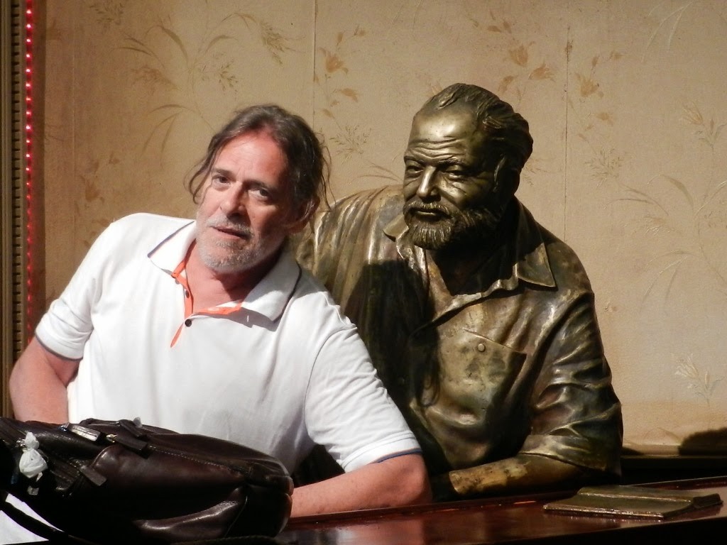 José de Abreu e escultura de Ernest Hemingway