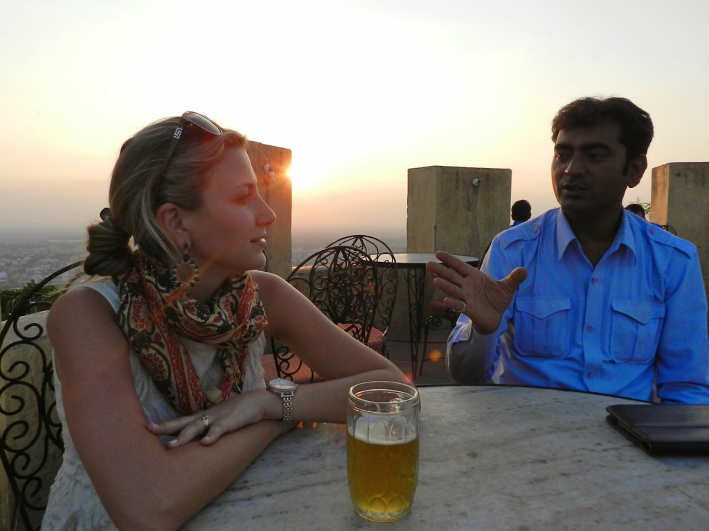 Por do sol com Jaipur ao fundo | Eu e nosso motorista, Deepak