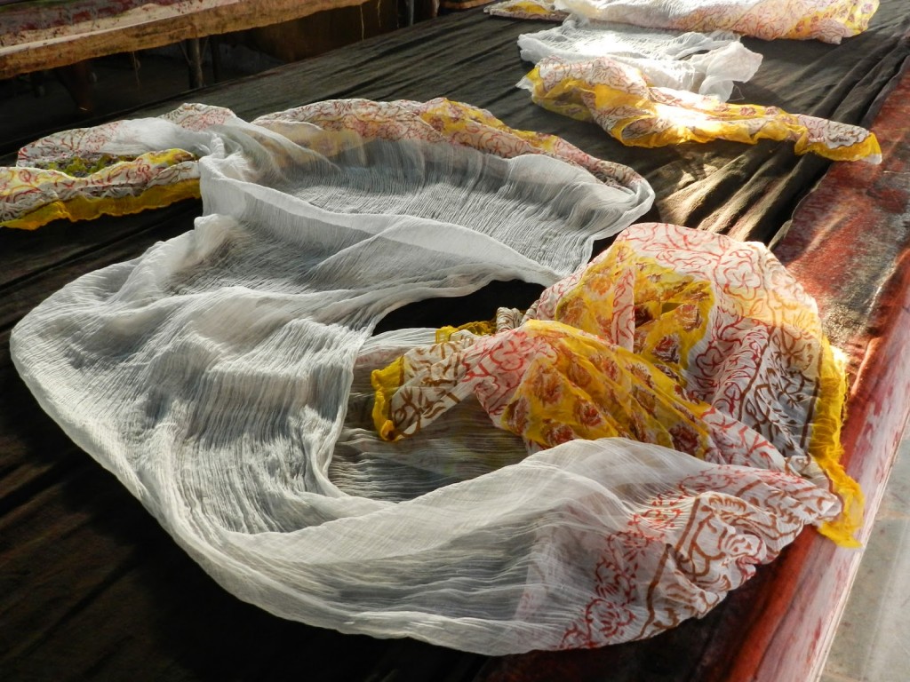 Lenços produzidos na Gandhi Textile Factory Store