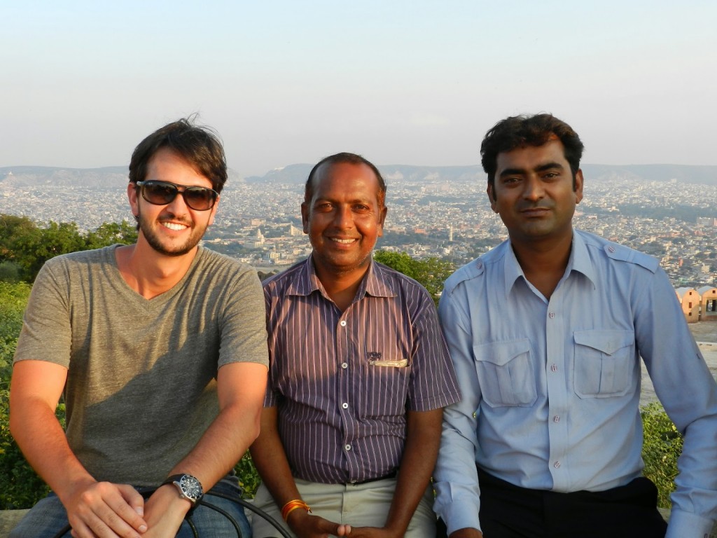 Da esquerda para direita: meu marido Ricardo, nosso guia Rajesh Parashar e nosso motorista Deepak