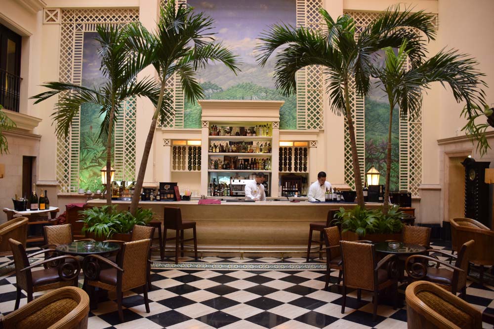 Lobby/bar do Hotel Saratoga em Havana - Cuba