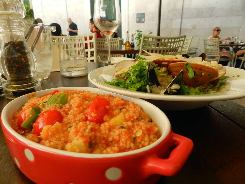 Couscous e risoto de mariscos, no Konoba Korta, em Split