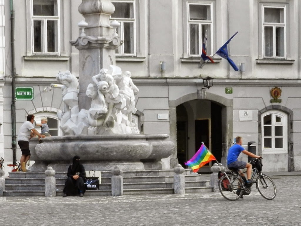 13 Robbas Fountain fonte city town hall - tolerancia muculmano vs gay contrastes - o que fazer em ljubljana eslovenia - dicas de viagem