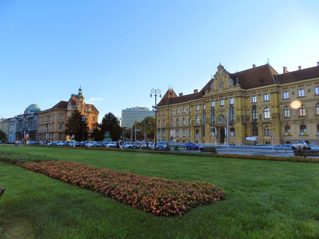 Parque Ivana Masuranika (parte da "ferradura verde") e o Museu Etnográfico de Zagreb ao fundo