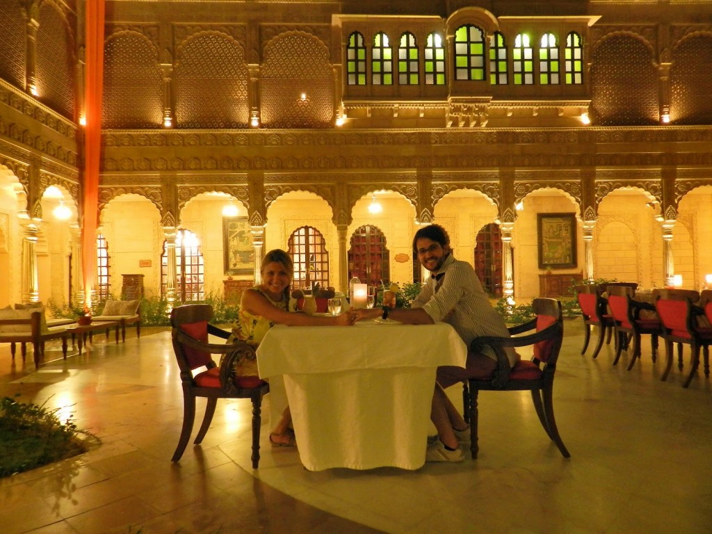 Jantar no pátio do hotel Suryagarh