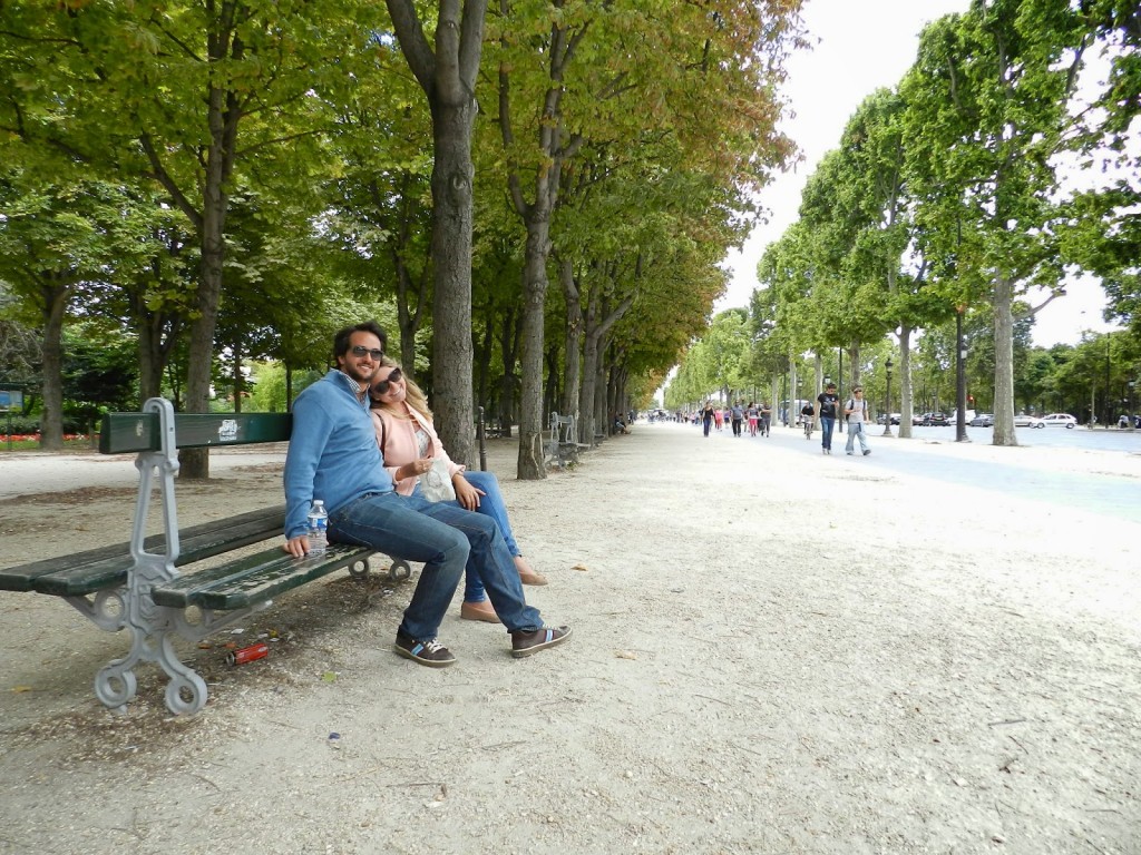 Champs Elysées ainda na parte mais arborizada (antes de começar a parte das lojas)