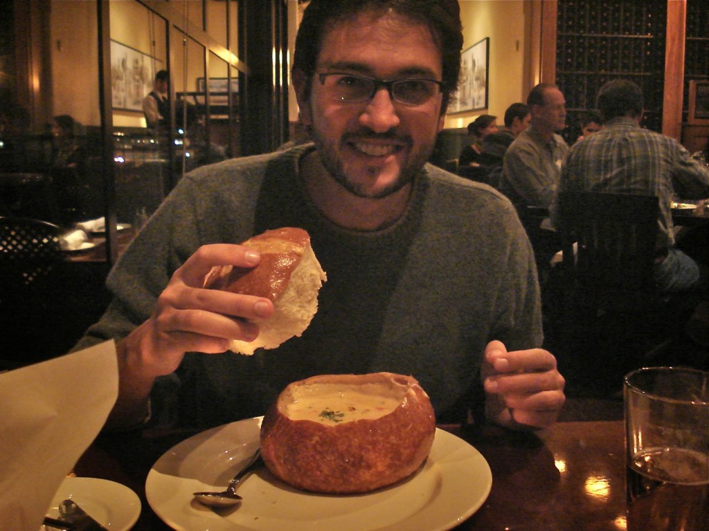 Ricardo e sua Clam Chowder servida no pão sourdough