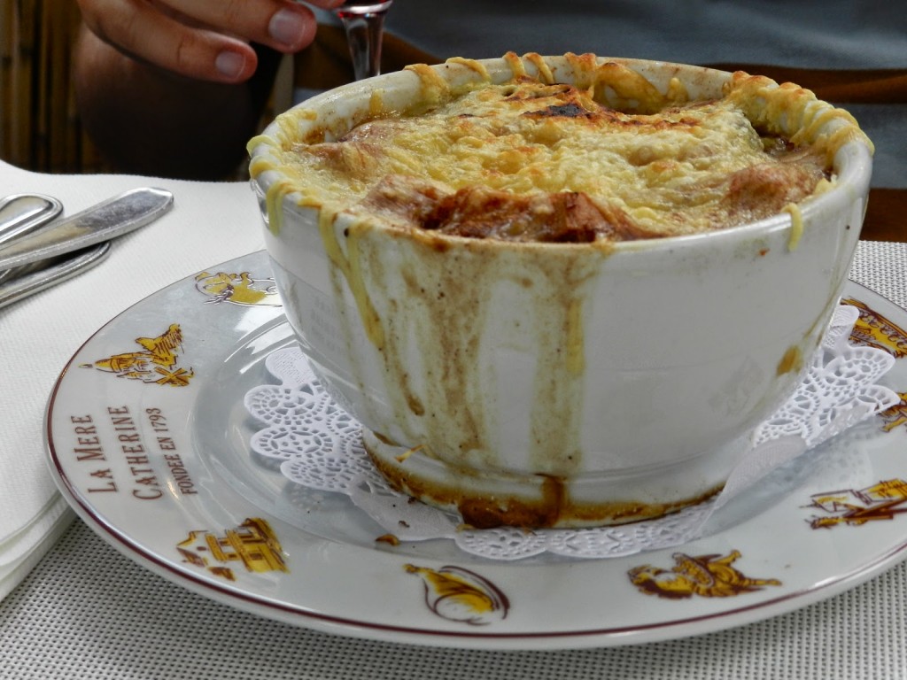 Sopa de cebola (soupe à l'oignon) do restaurante La Mére Catherine
