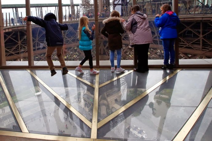 Novo chão de vidro no 1º andar da Torre Eiffel | foto: novoluxo.com