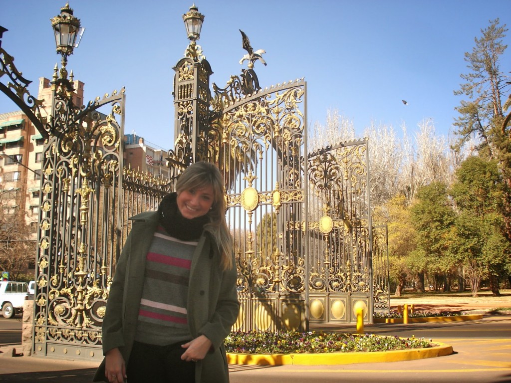 Lindos portões de ferro na entrada do Parque General San Martín - fala se não tem a maior cara de França?! 
