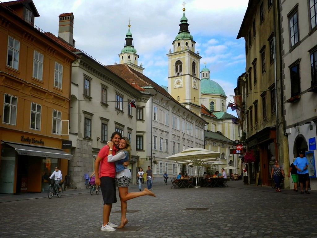 Romantiquinhos em Ljubljana :) Catedral Saint Nicholas no fundo