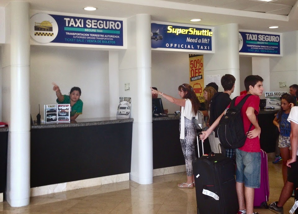 Guichés de taxis oficiais e shuttles no desembarque do aeroporto