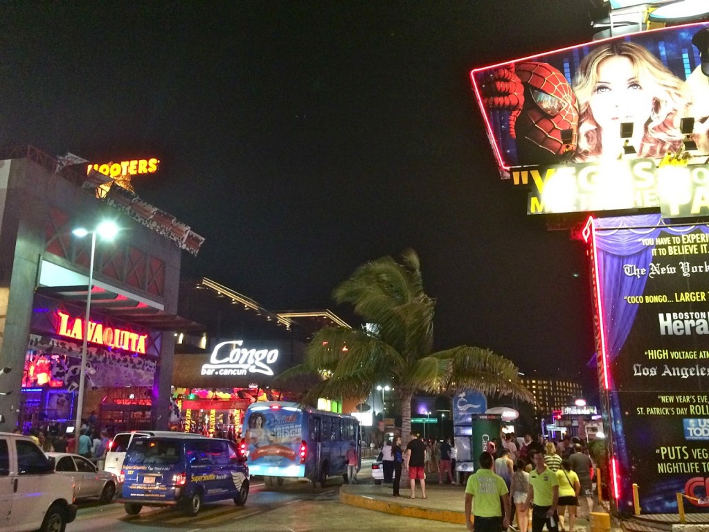 Trecho da Boulevard Kukulcán onde está a maioria das discotecas e bares de Cancún