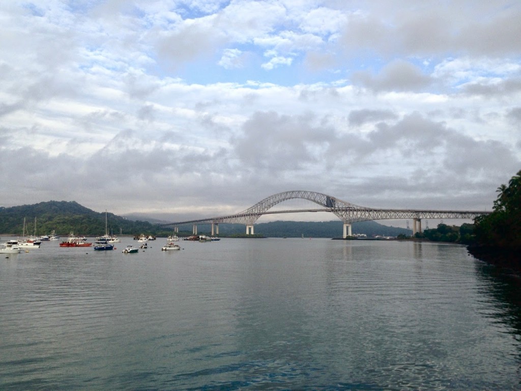 Embarcando na balsa com vista para a Puente de Las Américas (Balboa Yacth Club)