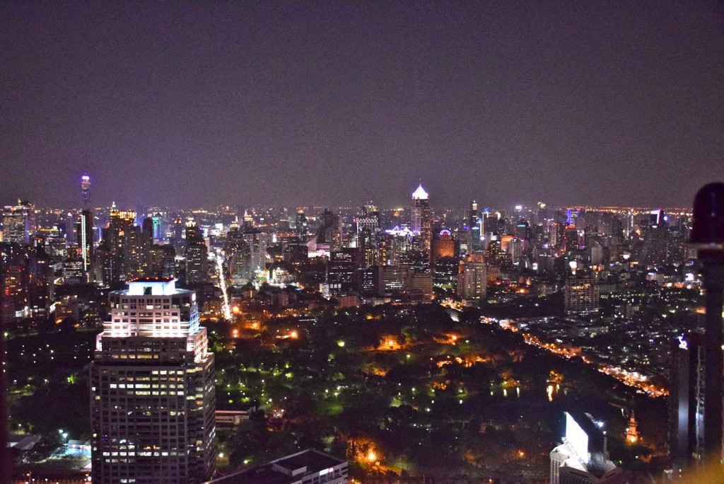 Bangkok, a capital tailandesa, vista do Vertigo and Moon Bar