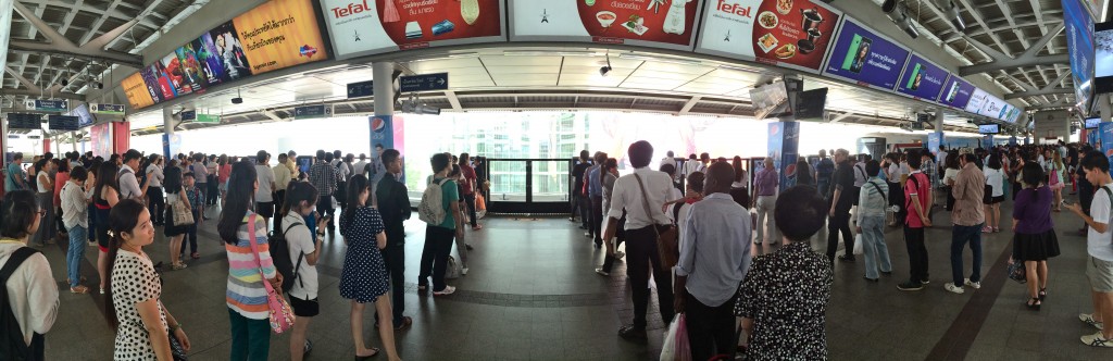 Dá pra acreditar que essa organização toda é a fila do metrô/skytrain de Bangkok em plena hora do rush???