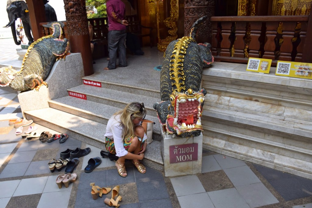 Tirando a sandália antes de entrar no templo. | Dica: em dia de visita de templos, vá com sapato aberto e fácil de calçar e descalçar.