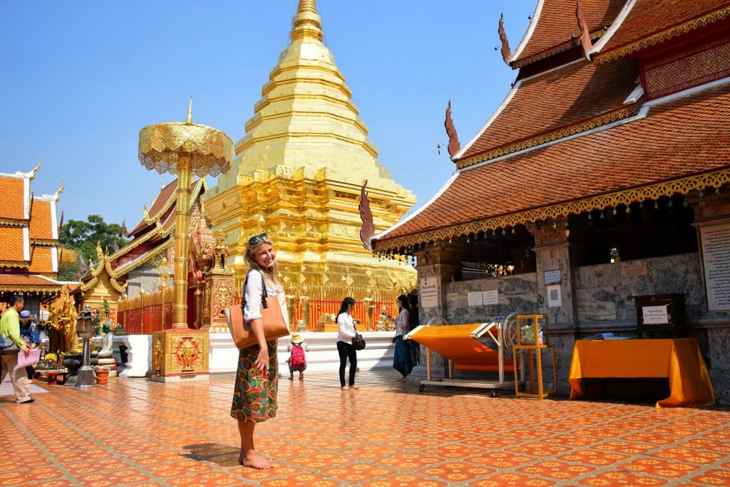 Templo Doi Suthep, Chiang Mai | Outra dica: leve MEIAS! Alguns templos ficam sob o sol quente... Meu pé estava queimando!!!