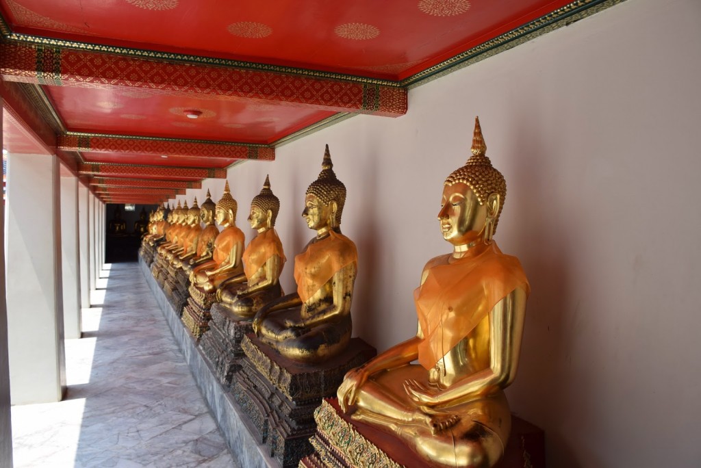 Milhares de imagens de Buda espalhadas por todo o templo