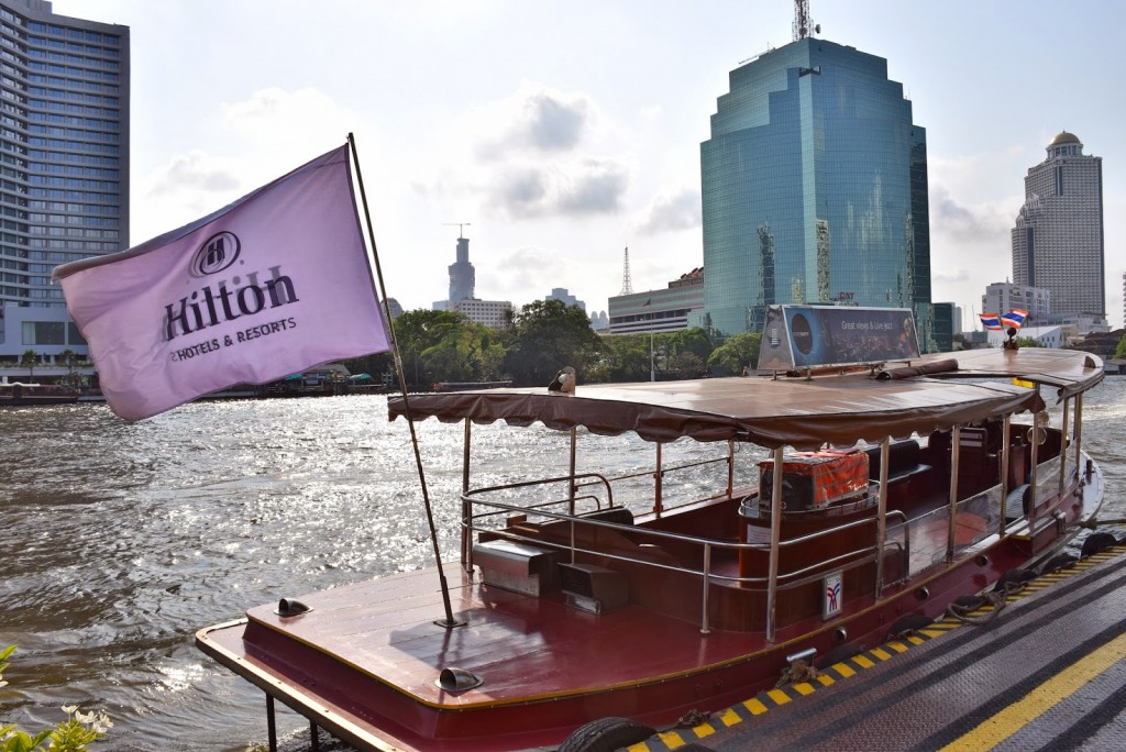 O barco gratuito do Hilton que faz o trajeto hotel-píer principal da Chao Phraya River Express Boats