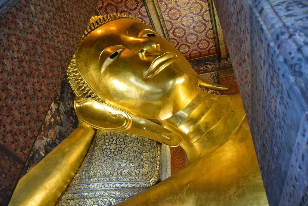 E eis o que você já viu de mais gigante na vida: o Buda Reclinado no Wat Pho