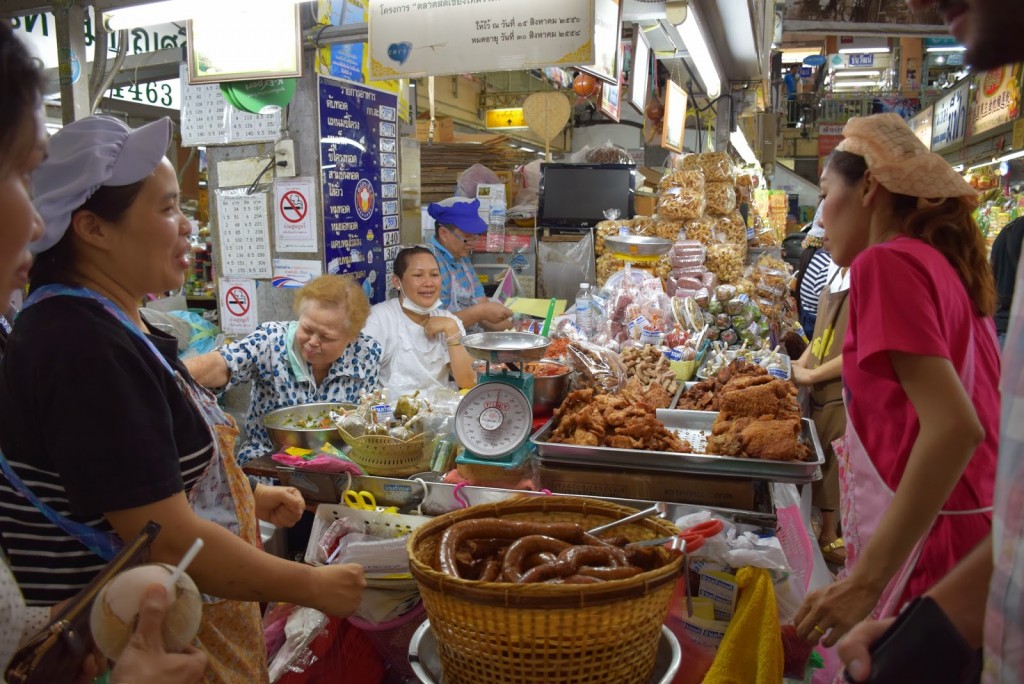24Comidas tailandesas linguiça sausage northern thailand food warorot market chiang mai 01