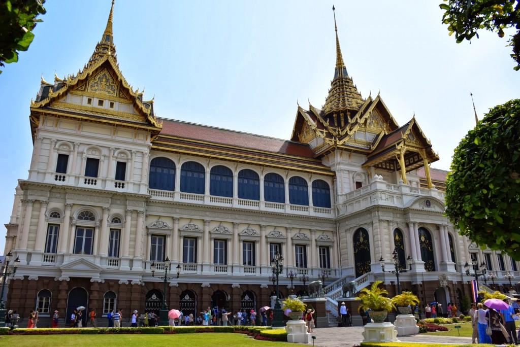 Chakri Maha Prasat Hall, construído pelo Rei Rama V (1882). Mistura arquitetura ocidental com tailandesa. O rei queria que o Palácio tivesse cara de Europa mas outros na corte discordaram. Então a construção mesclou os dois estilos e ganhou o apelido de "o ocidental com chapéu tailandês"! 