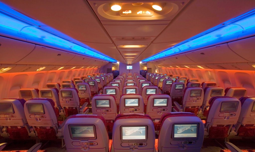 Interior da aeronave Boeing 777-200 da Qatar Airways 