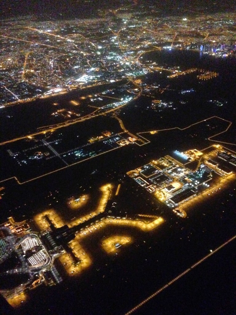 Vista aérea de Doha, Qatar, e aeroporto