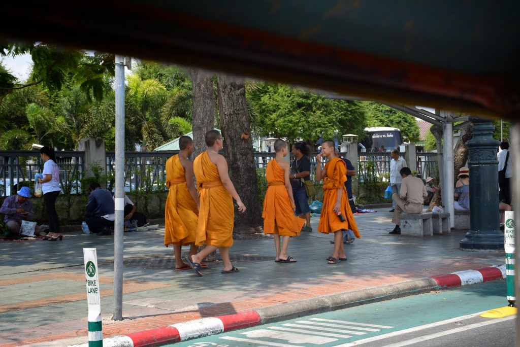 Monges budistas pelas ruas de Bangkok