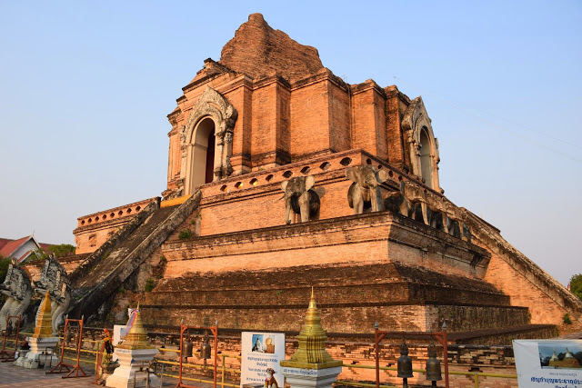 24 wat chedi luang old city temple - chiang mai tailandia