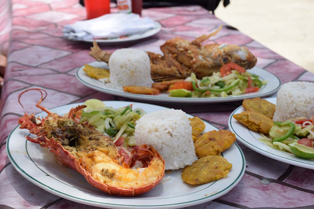 Almoço na Isla Fragata | Pratos: lagosta, peixe e polvo, acompanhados de arroz, salada e patacón