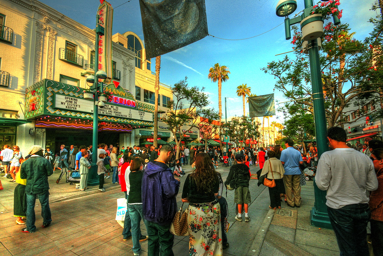 Santa Monica Third Street Promenade | foto: Wikipedia (author: Balazs Barnucz)