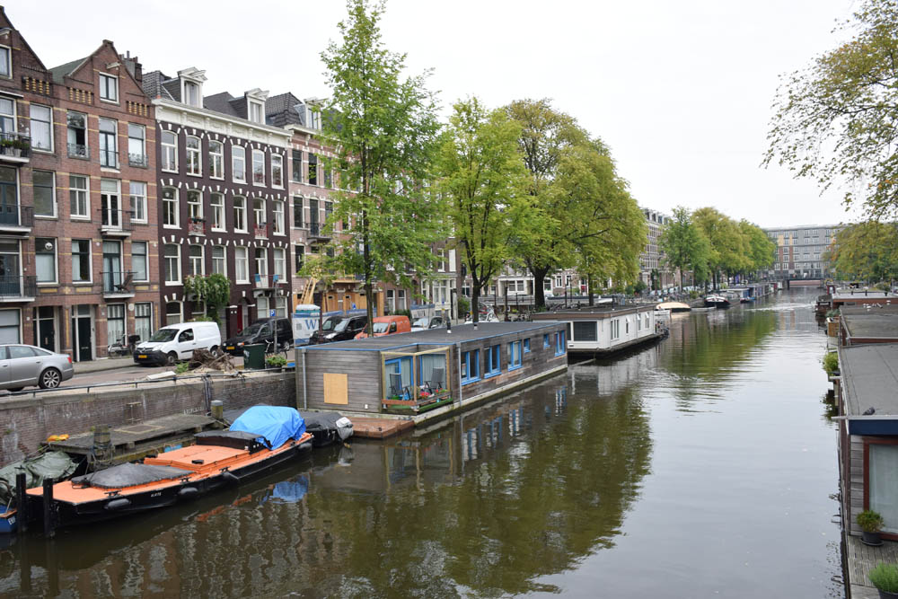 Algumas das casas flutuantes sobre os canais de Amsterdam