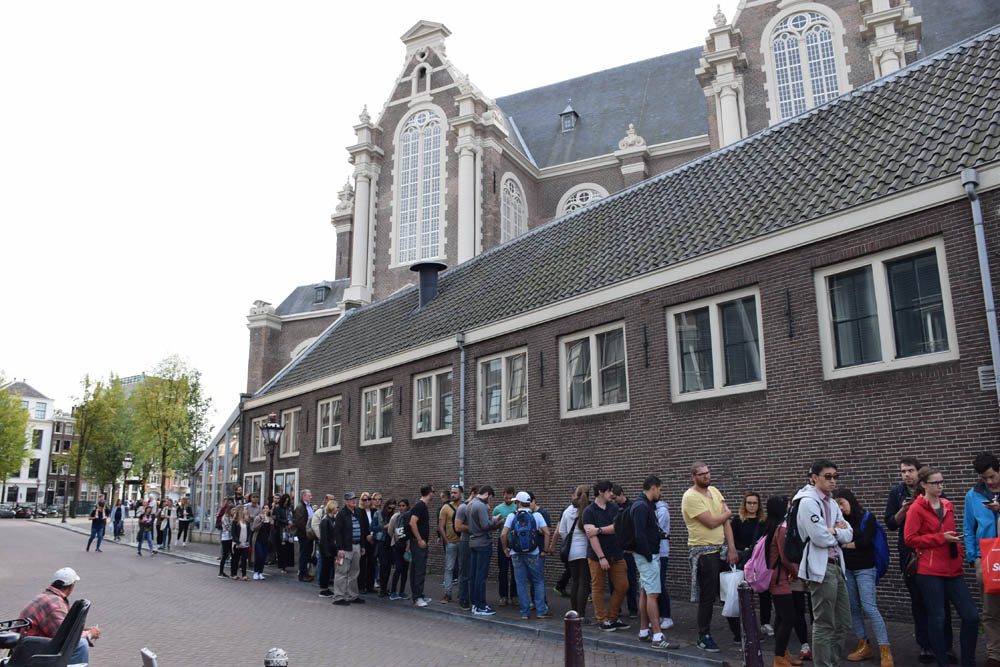 Pequena fila para entrar na Casa da Anne Frank... 