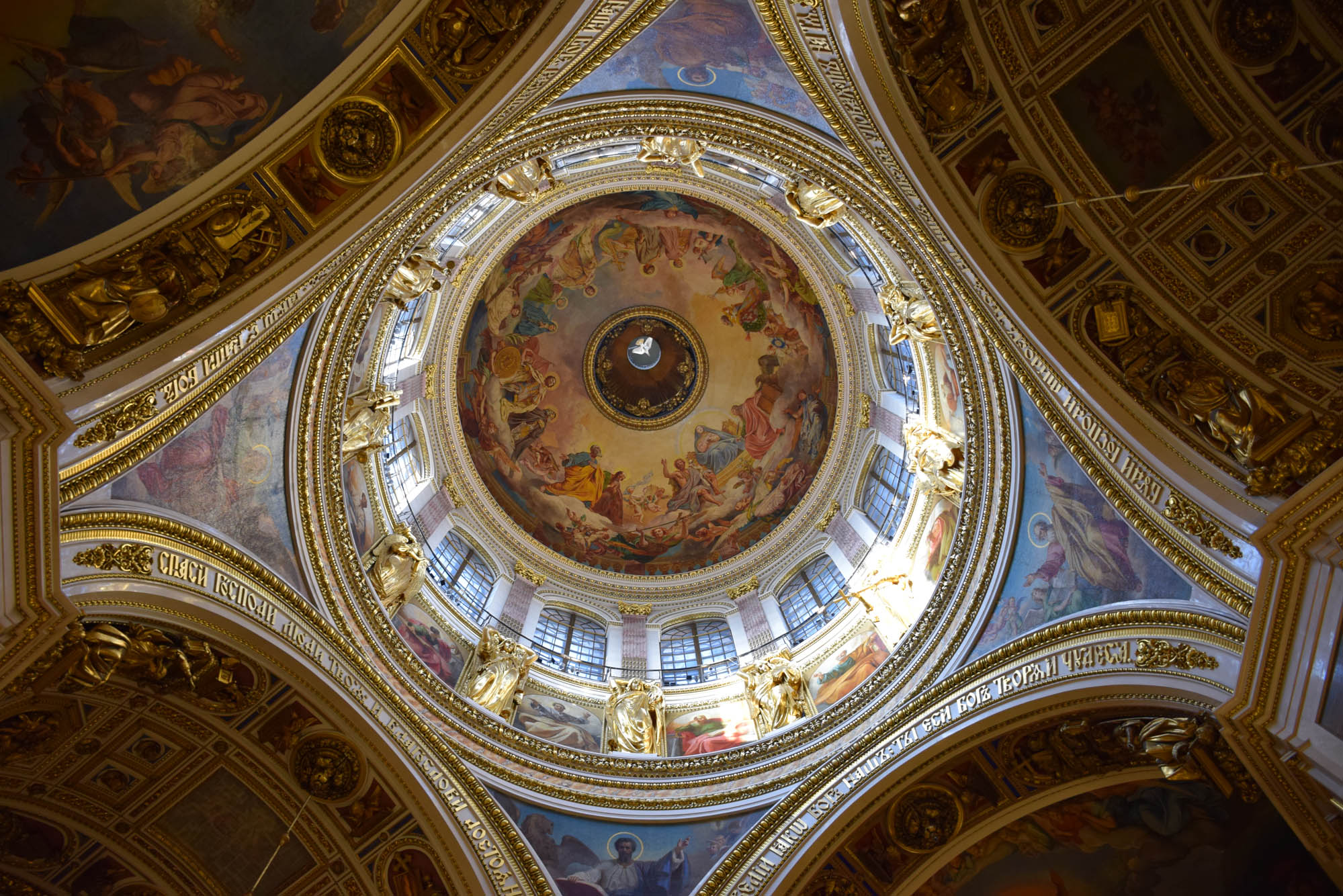 A cúpula (gigaaante!!) da Catedral de São Isaac vista por dentro