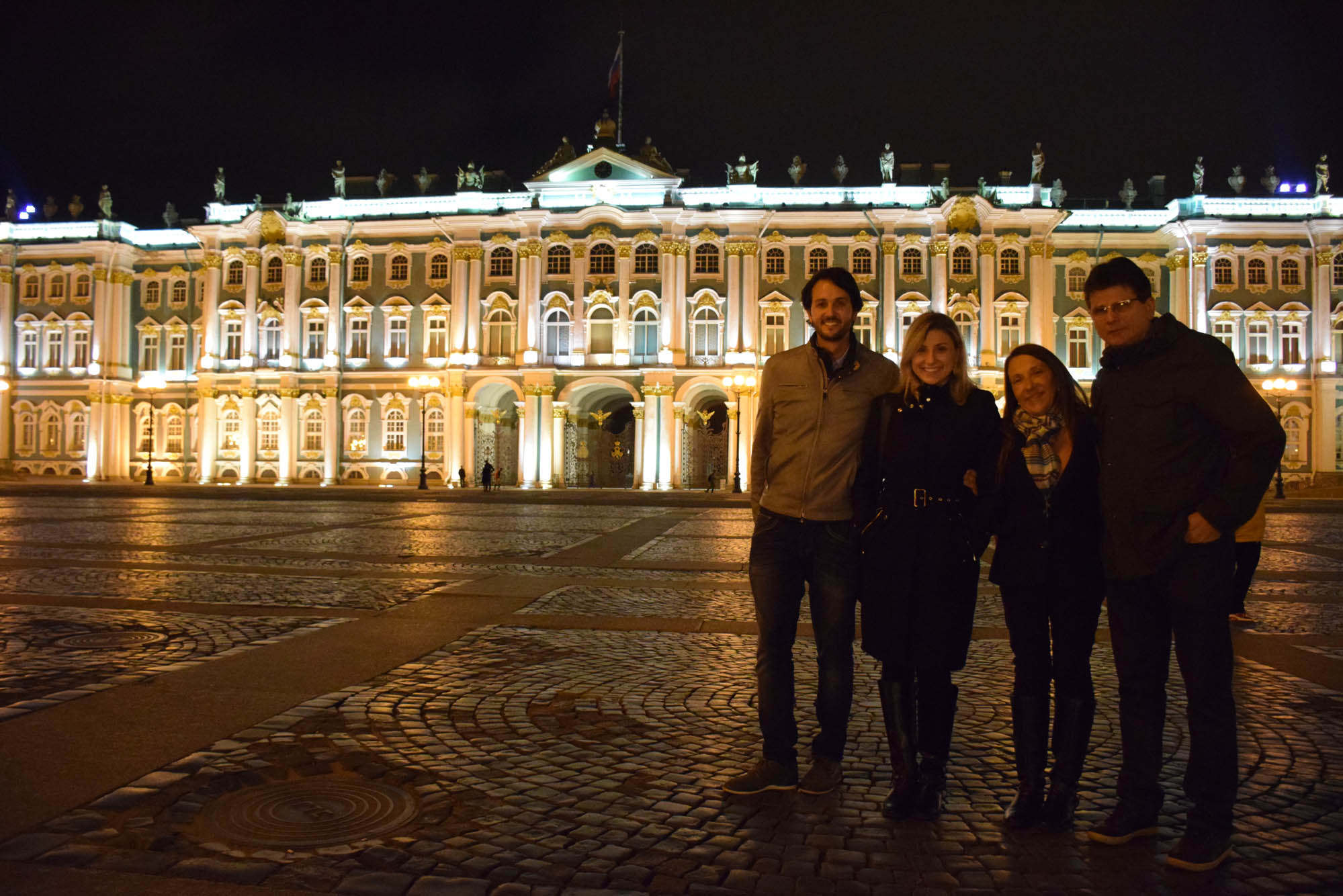 Em frente ao Palácio de Inverno - Hermitage - iluminado! Ainda mais lindo!!