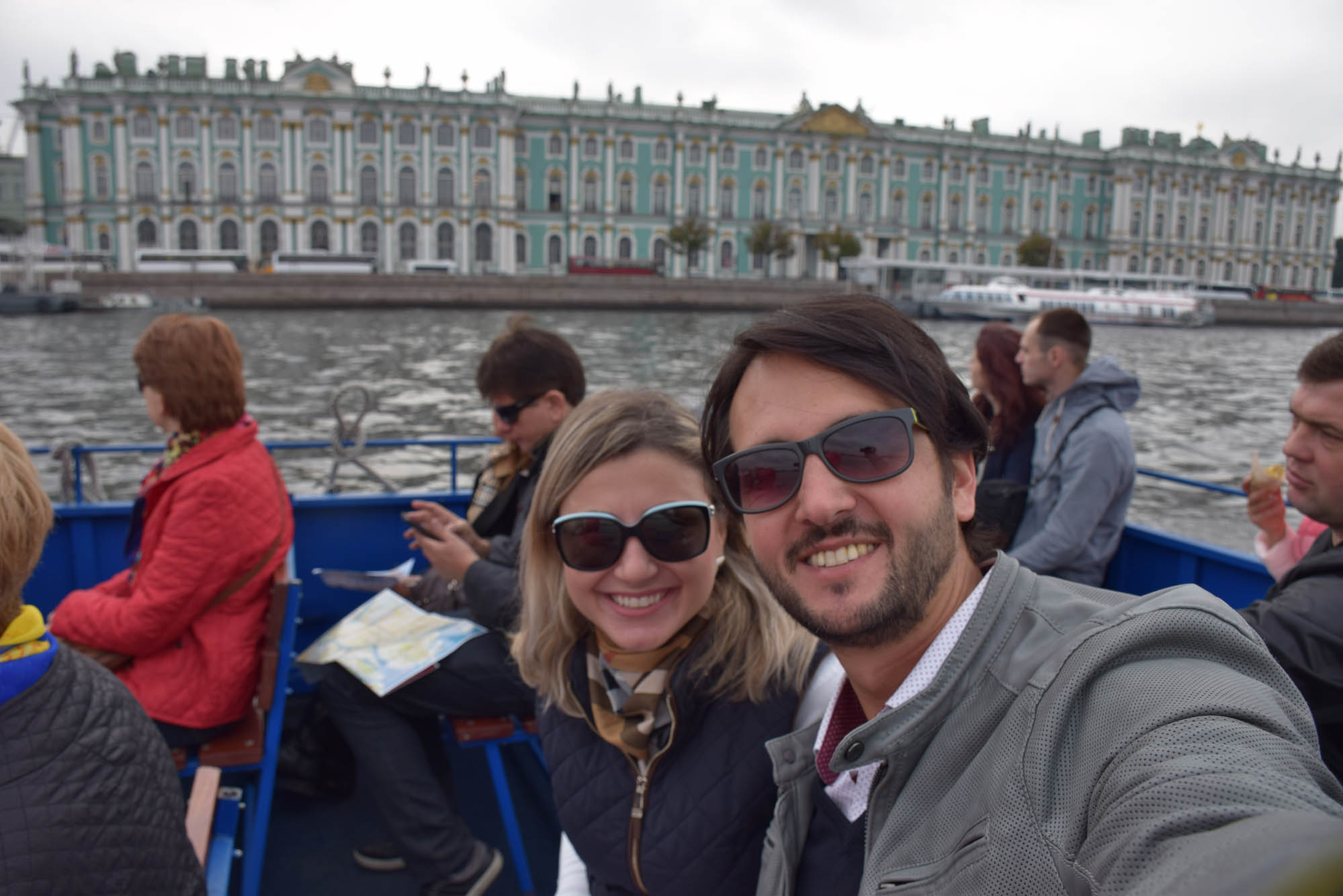 Passeio de barco pelo Rio Neva, em São Petersburgo, com o Palácio de Inverno no fundo