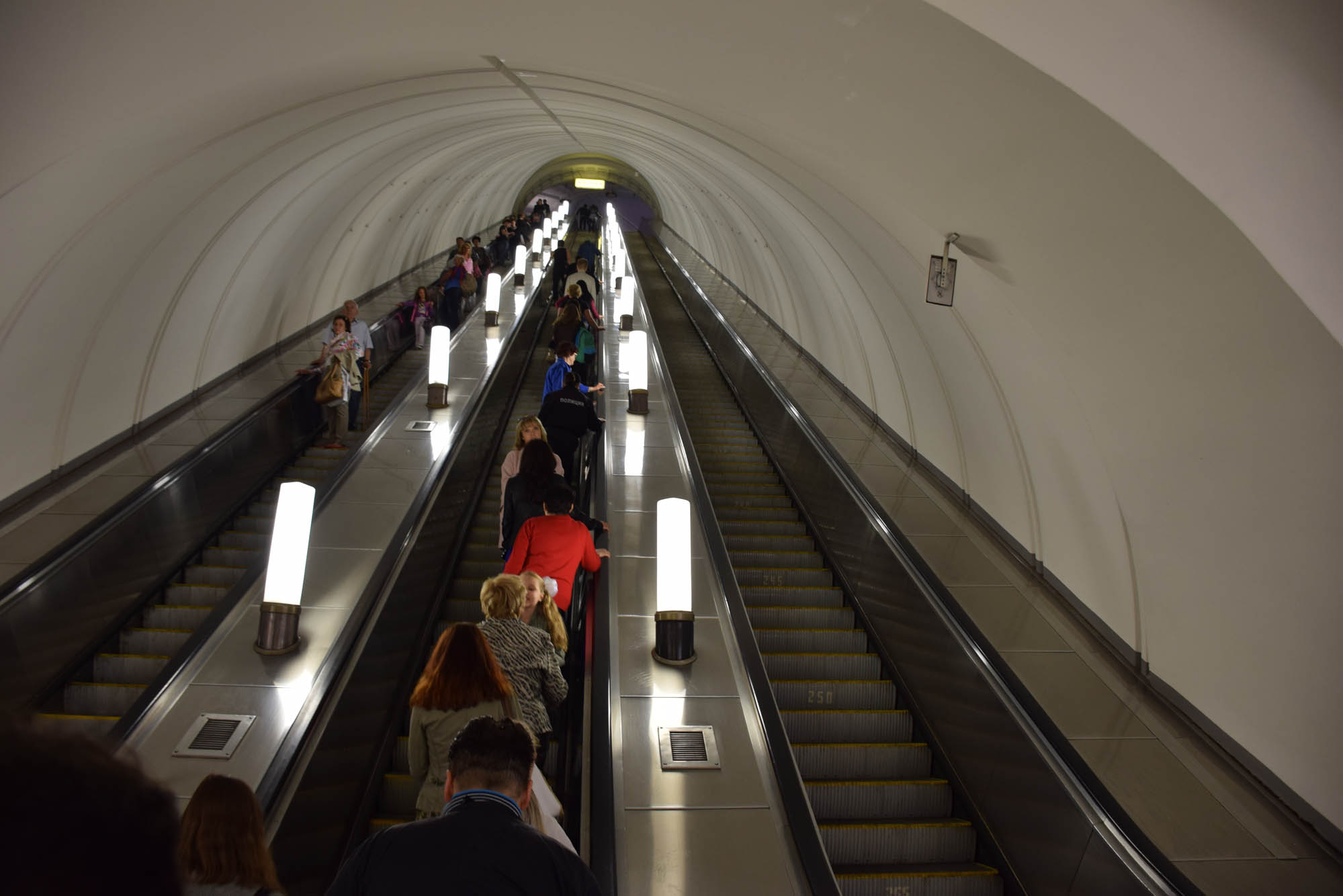 Metrô de Moscou super profundo!! Algumas chegam a 65m