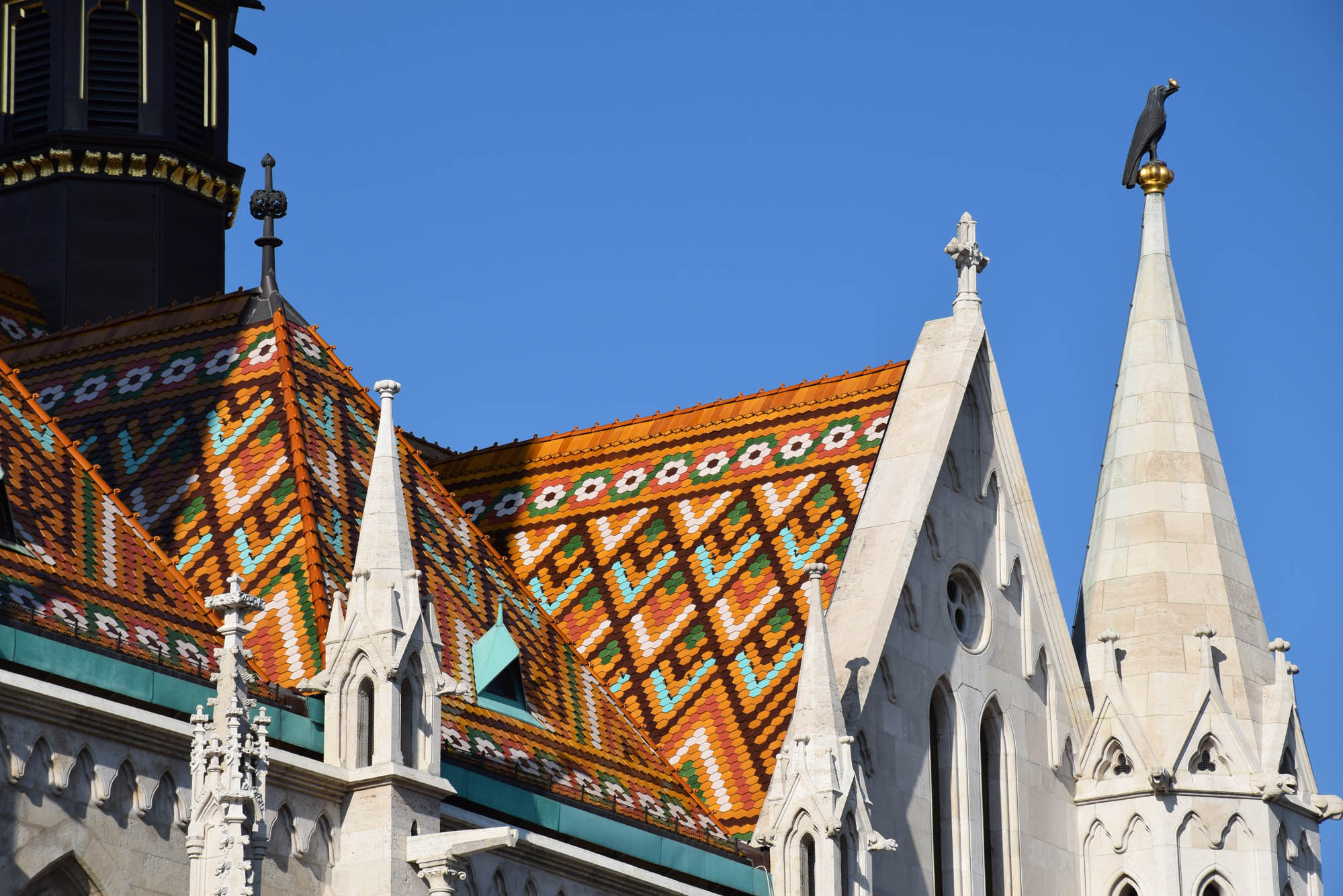 Lindo telhado de mosaico da Mátyás Church, em Buda