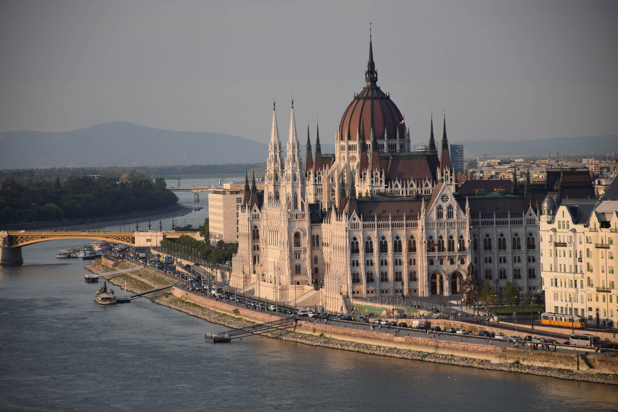 Esse Parlamento Húngaro chega a hipnotizar, né? Vista de frente do Castelo