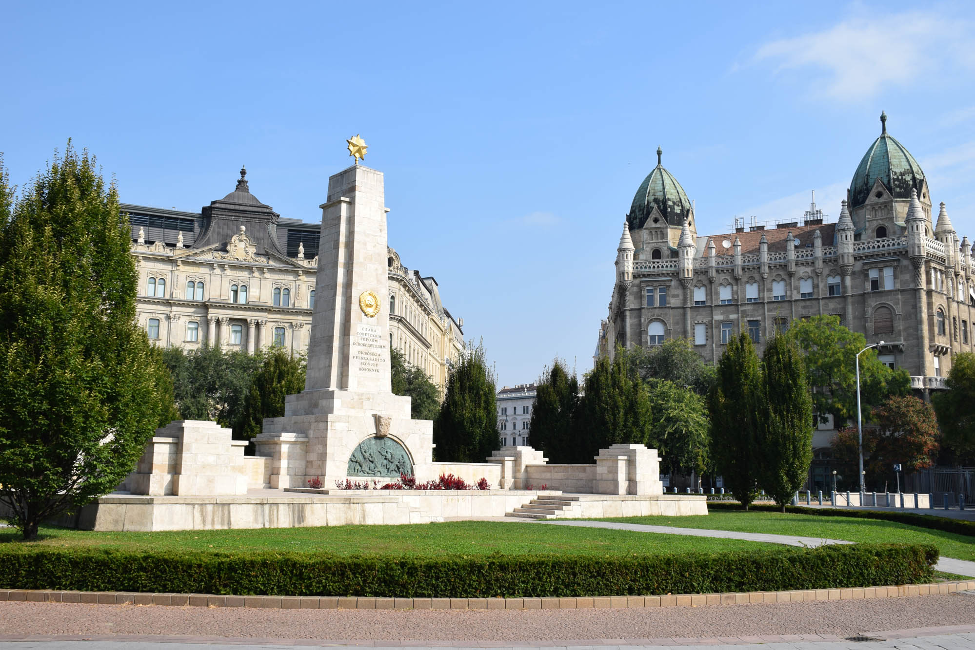 Único monumento soviético que restou em Budapeste - na Praça da Liberdade