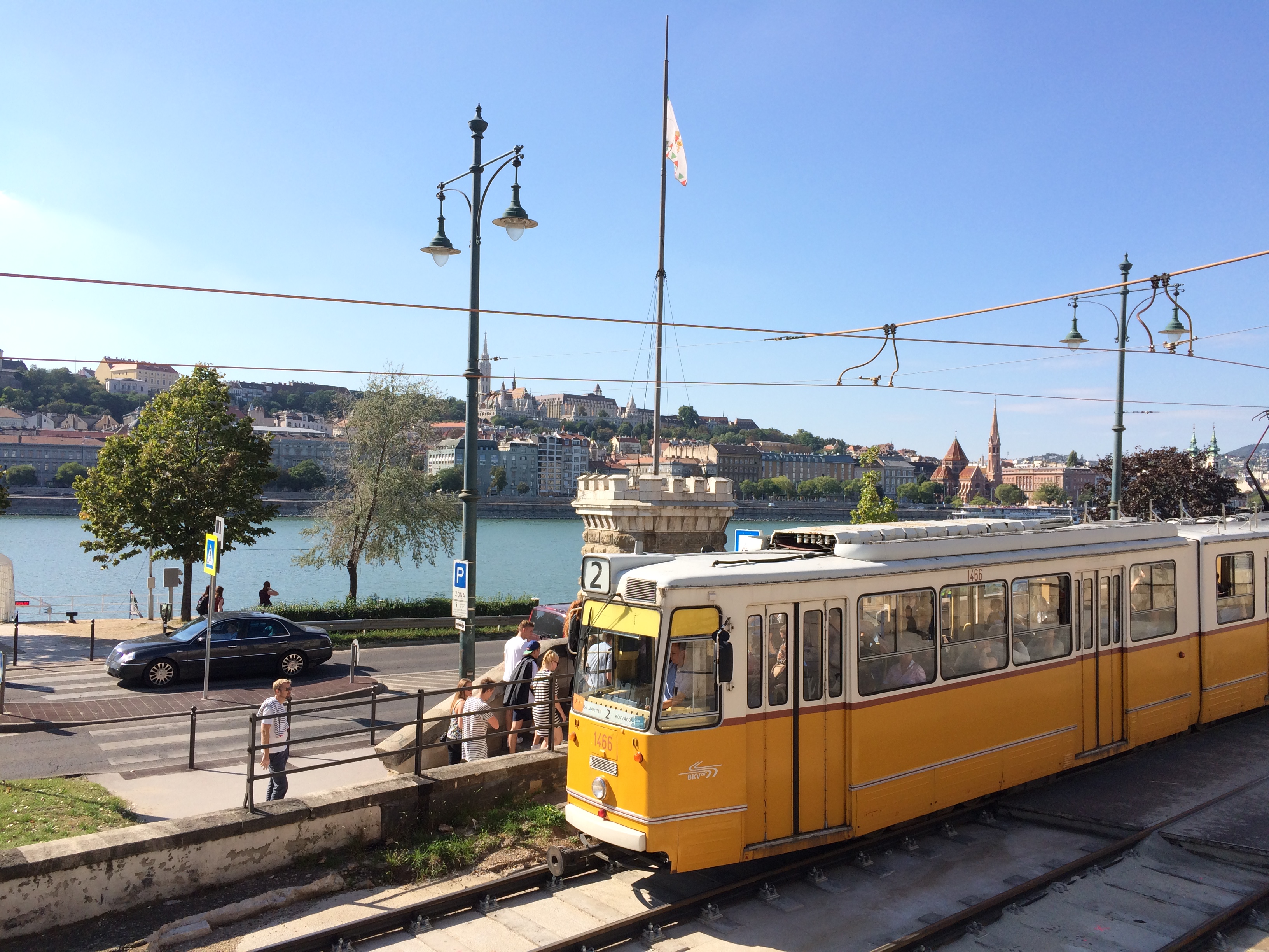 Tram nº 2 bordeando o Rio Danúbio - Budapeste