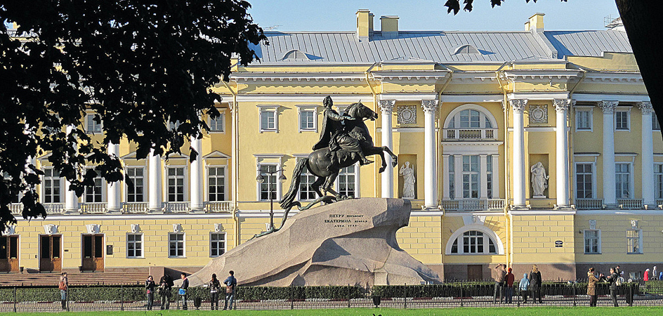 Four Seasons Hotel de São Petersburgo e o monumento de Pedro, O Grande | foto: hotelsandstyle.com